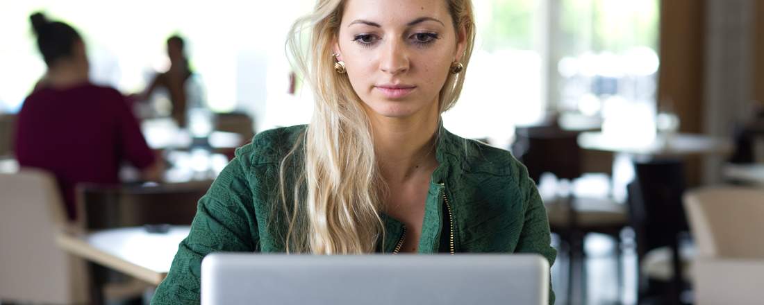 Studentin der Universität Bayreuth mit Laptop in der RW-Cafeteria.